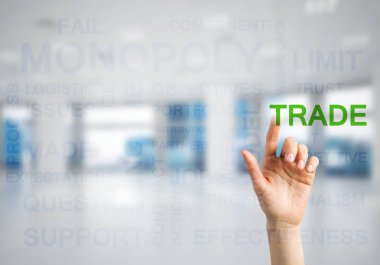 İş kadını elinin parmaklarıyla dokunarak iş dünyasına ait kavramsal sözcüklere yakınlaşması