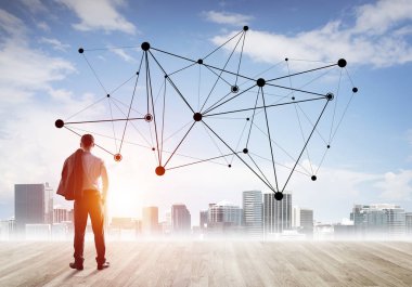 İşadamı arkasını kolluyor ve ağ çizimi kavramına bakıyor