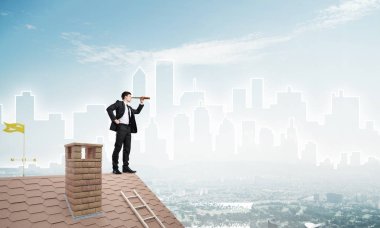 adam çatıda spyglass içinde arıyorum