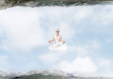 Genç kadın gözleri koruma kapalı ve seyir bulut doğa dünyalar arasında havada meditasyon sırasında konsantre.