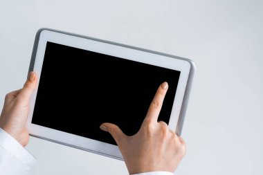 Tablet pc aygıtı doktorun elinde boş ekran ile