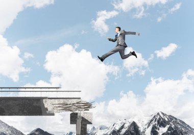 Arka planda, 3d render doğa manzaralı zorlukların üstesinden sembolü olarak büyük boşluğu beton köprü üstünden atlayarak işadamı