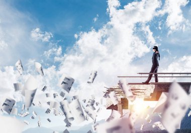 İşadamı blindfolded yürüyüş 