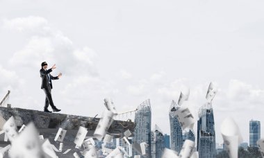 İşadamı blindfolded yürüyüş 