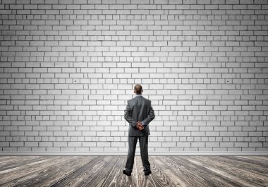 Boş beton odada kendine güvenen zarif iş adamının arka planı