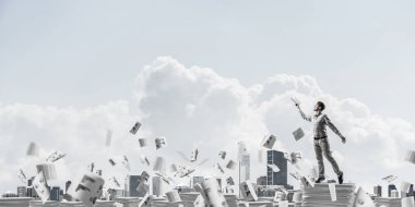 Adam arka plan üzerine karışık teknik kağıt belgeleri ile bulutlu gökyüzü uçan arasında duran el kitabı ile uydurarak giyim