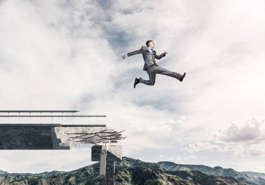Arka planda, 3d render doğa manzaralı zorlukların üstesinden sembolü olarak büyük boşluğu beton köprü üstünden atlayarak işadamı