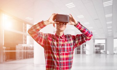 Sanal gerçeklik kulaklığı olan adam. 