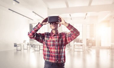 Sanal gerçeklik kulaklığı olan adam. 