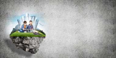  kitap ile yüzen adada Eko kavramı çocuklarım oturuyor.