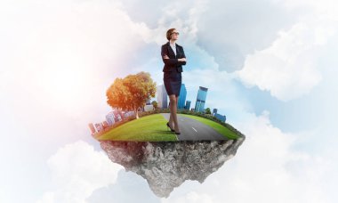 Yeşil yüzen ada üzerinde duran işkadını