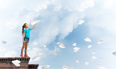 Mutlu sevimli kız bina 