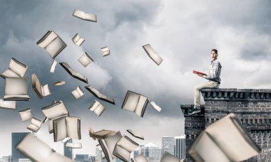 Genç Eller kırmızı kitap ile kenar binasında oturan adam şok