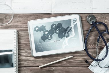 Beyaz tablet pc ve doktor araçları 