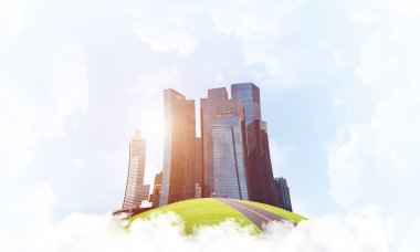 Gökyüzünde bulutların üzerinde yüzen binalar ve gökdelenlerle modern şehir manzarası