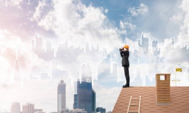 Mühendis adam çatıda ayakta 