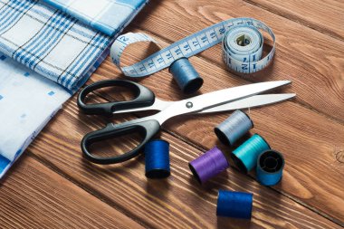 Ahşap masadaki dikiş seti aksesuarlarının parlak görüntüsü