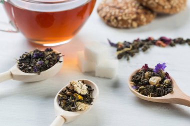 Bitkisel çay otları ve kurabiyeler masada.