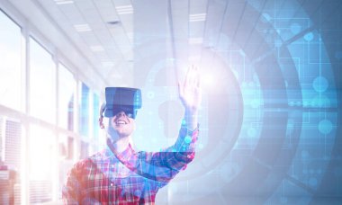 Adam giyen sanal kulaklık