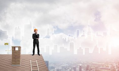 işadamı Çatının kenarında elbiseli