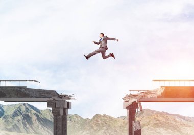 Arka planda, 3d render doğa manzaralı zorlukların üstesinden sembolü olarak büyük boşluğu beton köprü üstünden atlayarak işadamı