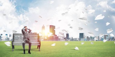 bankta oturan genç işadamı