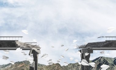 Yüksek dağlar ve arka plan üzerinde Clear gökyüzü arasında uçan kağıt uçaklar ile kırık beton köprü. 