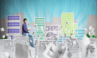 Gündelik giysili genç adam. 