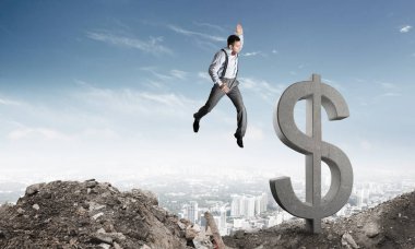 atlama ve arka plan üzerinde şehir manzaralı büyük dolar sembol çökmesini akıllı rahat kıyafet işadamı 