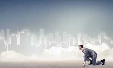 Acele ile cityscape arka planda çalışan beyaz kağıt taç giyen genç yakışıklı işadamı 