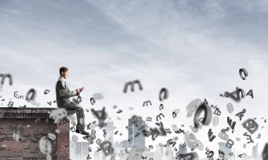 Üst yapı üzerinde oturan genç işadamı