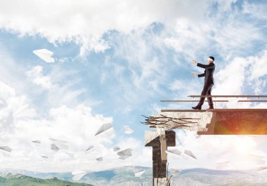 İşadamı blindfolded yürüyüş 