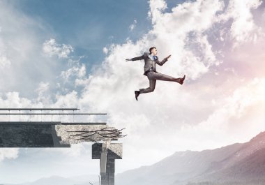 Arka planda, 3d render doğa manzaralı zorlukların üstesinden sembolü olarak büyük boşluğu beton köprü üstünden atlayarak işadamı