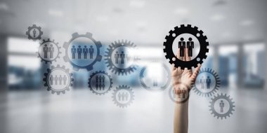 Kadın elinin perdede, arka planda avuç içi ve ofis olan dişlilere dokunuşunu kapat