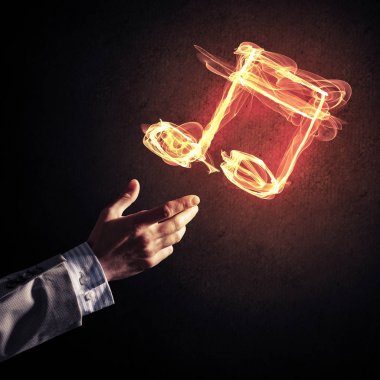 Kişi eli ve ateş müzik sembolünü koyu arkaplanda kapat