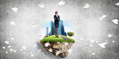 Yeşil yüzen ada üzerinde duran işkadını