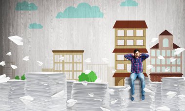 Gündelik giysili genç adam. 