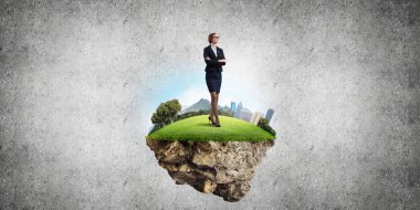 Yeşil yüzen ada üzerinde duran işkadını