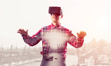 Sanal gerçeklik kulaklığı olan adam. 