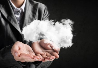 İş kadını closeup uygun avuç içi ile arka plan üzerinde koyu duvar sunan beyaz bulut. 