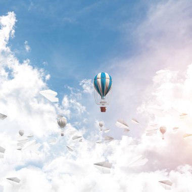 Renkli aerostats kağıt uçaklar arasında ve mavi bulutlu gökyüzü üzerinde uçan. 3D render.