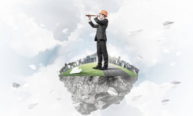 adam yeşil yüzen ada üzerinde ayakta