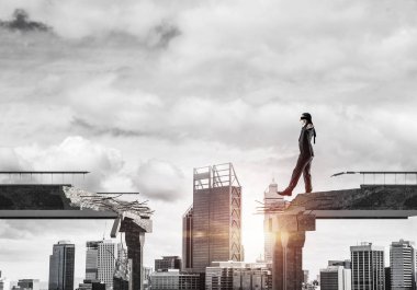 İşadamı blindfolded yürüyüş 