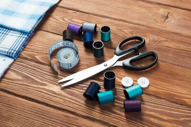 Ahşap masadaki dikiş seti aksesuarlarının parlak görüntüsü