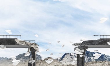 Yüksek dağlar ve arka plan üzerinde Clear gökyüzü arasında uçan kağıt uçaklar ile kırık beton köprü.