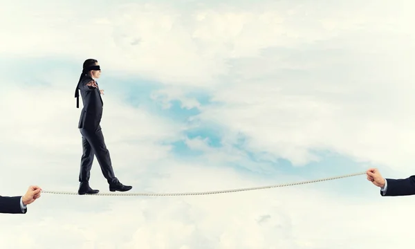 空の背景の上ロープの上を歩いて目隠しの実業家 — ストック写真