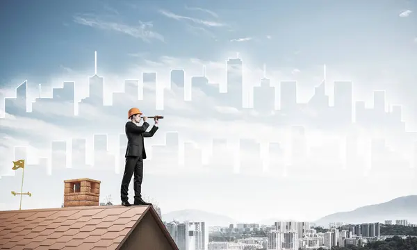 Mannen på taket inne i spyglass — Stockfoto