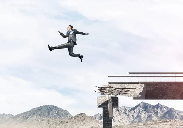 Empresário Saltando Sobre Enorme Lacuna Ponte Concreto Como Símbolo Superar — Fotografia de Stock