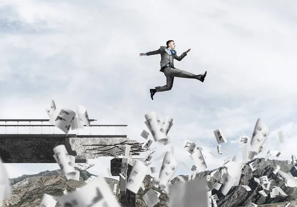 Бізнесмен стрибає через розрив — стокове фото