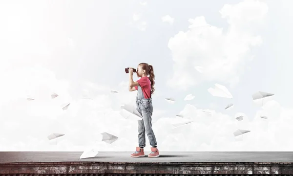 Menina Bonito Idade Escolar Construção Telhado Olhando Binóculos — Fotografia de Stock